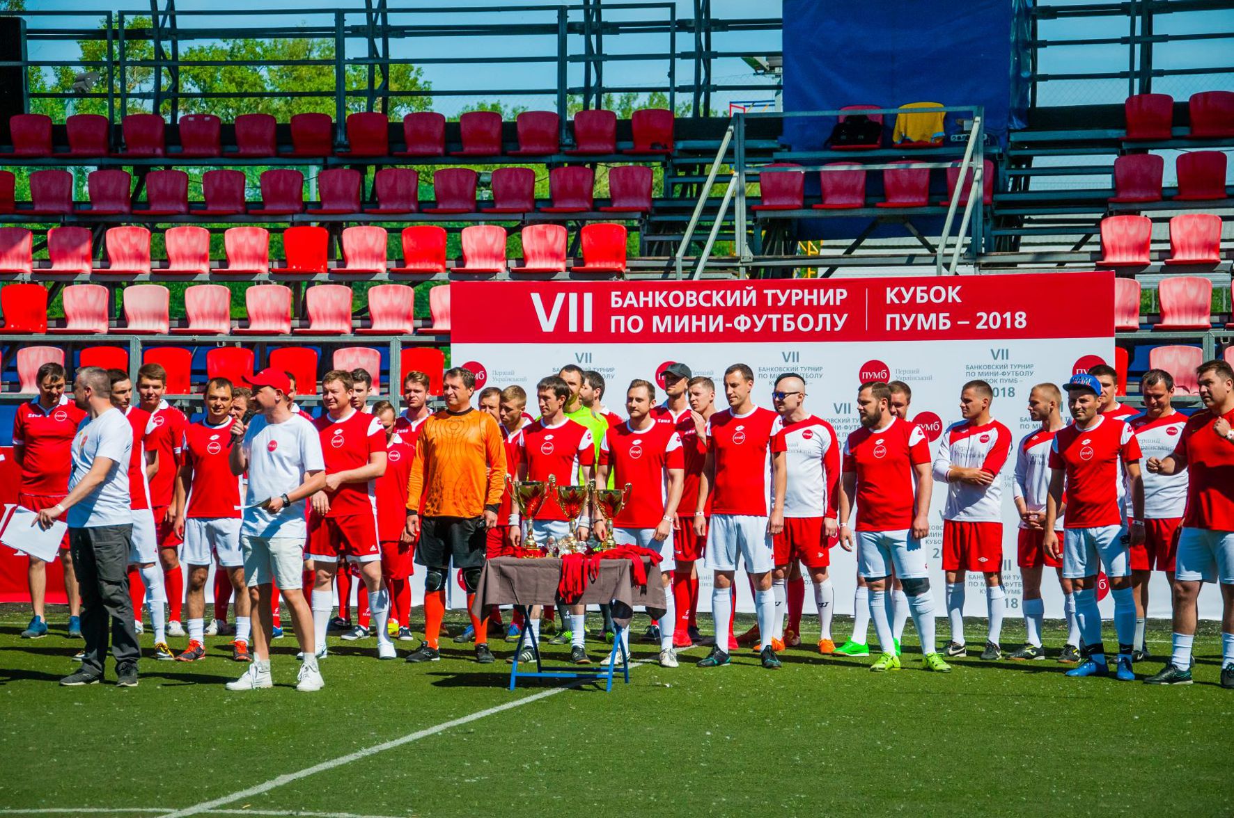 Нагородження переможців турніру Кубок ПУМБ 2018 з метафаном і шампанським