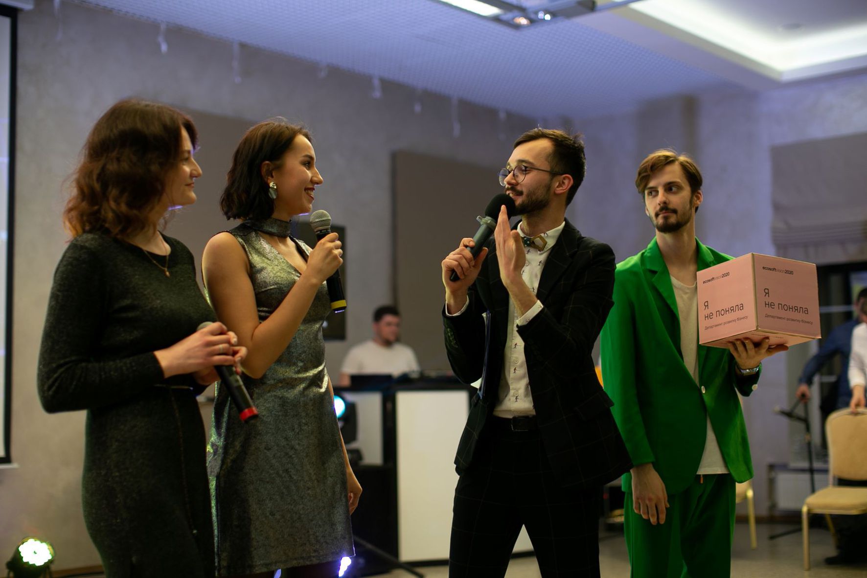 Ведучий анонсує виступ на святковій сцені