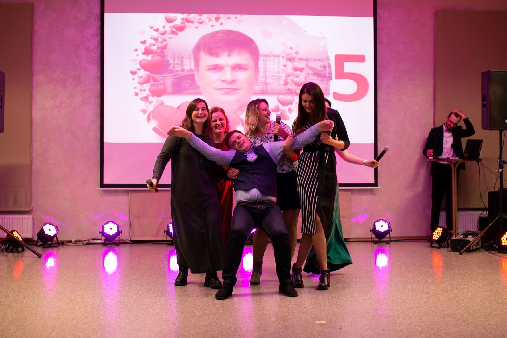 Сцена вокального батлу на новорічному корпоративі EcosoftVision 2020