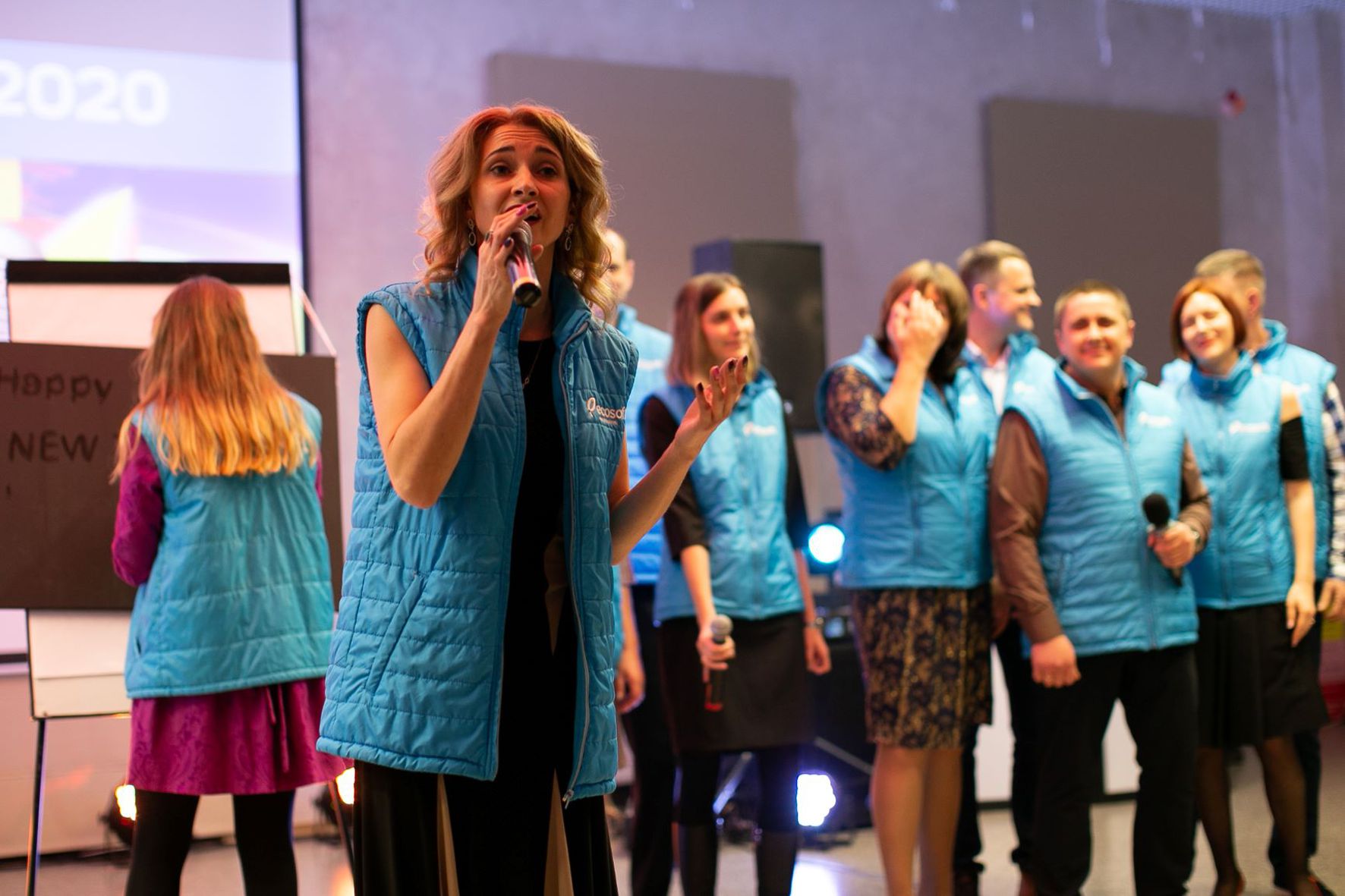 Сцена вокального батлу на новорічному корпоративі EcosoftVision 2020