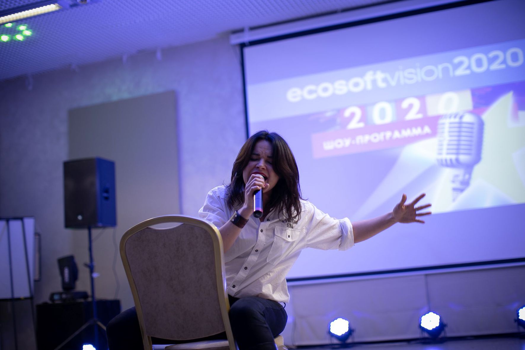 Сцена вокального батлу на новорічному корпоративі EcosoftVision 2020