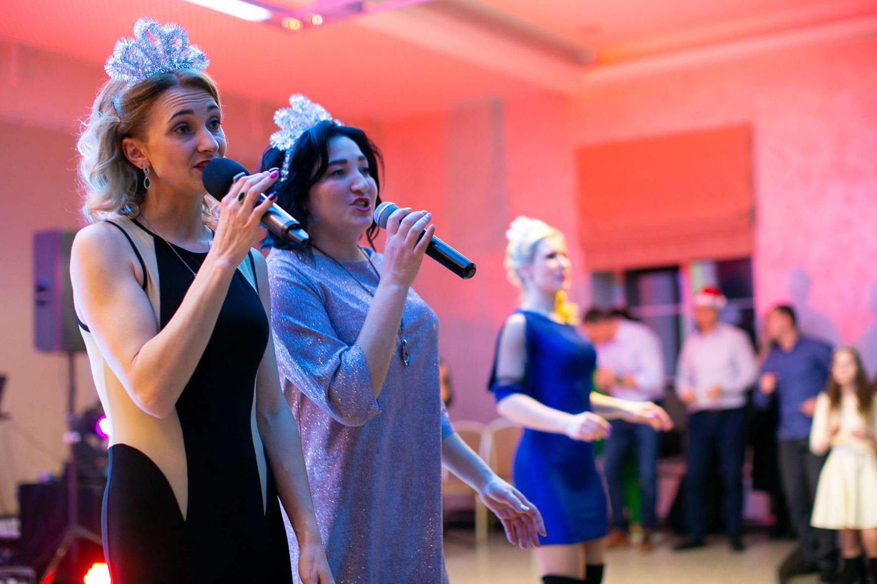 Сцена вокального батлу на новорічному корпоративі EcosoftVision 2020