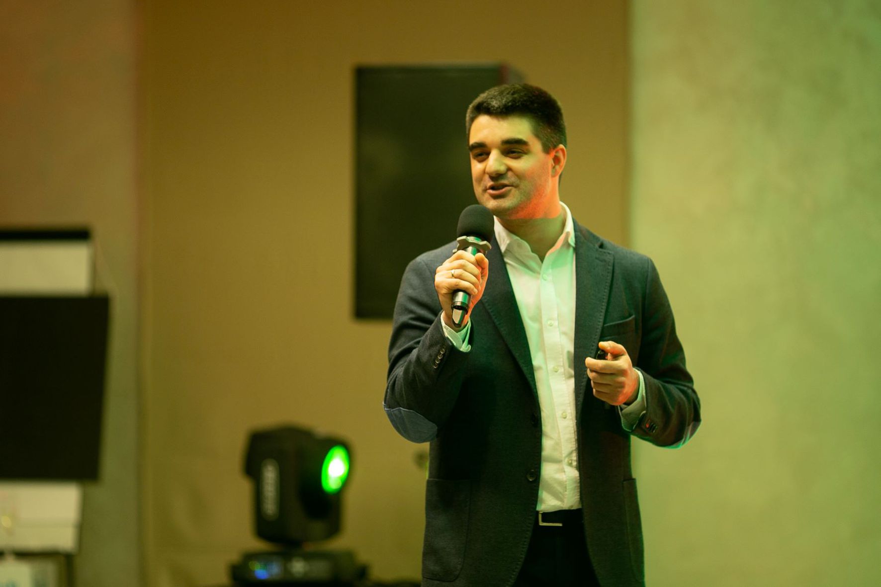 Фотограф знімає яскраві моменти події