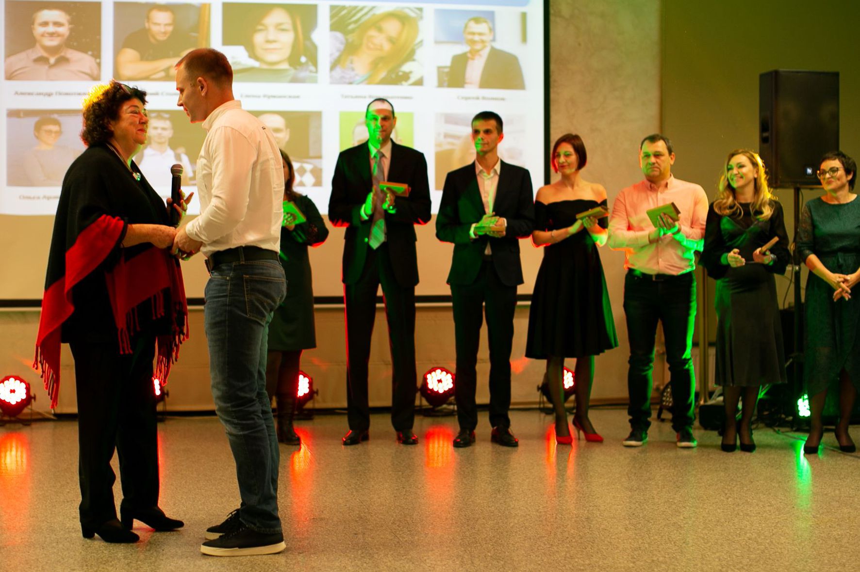 Фотограф знімає яскраві моменти події