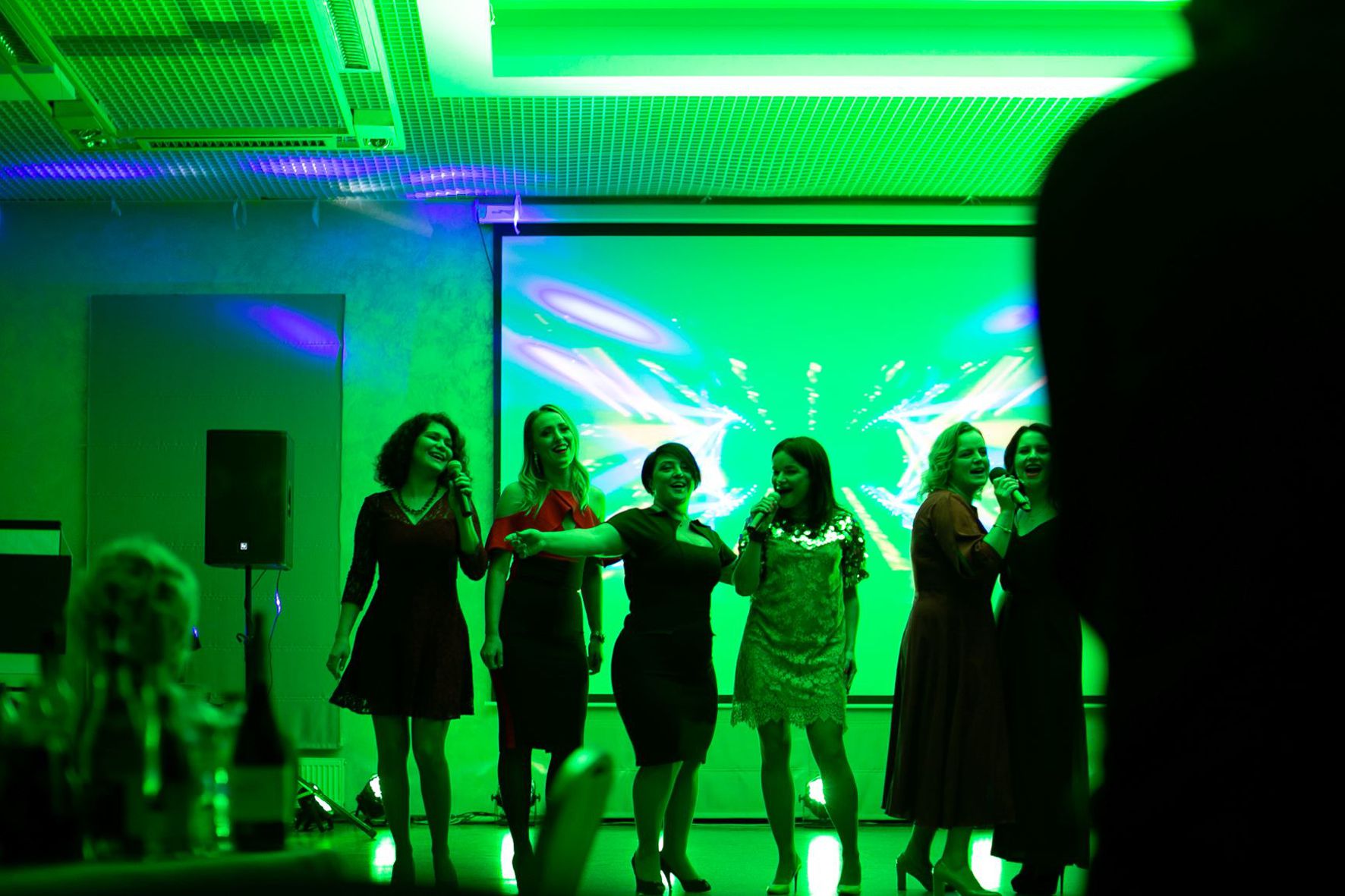 Вокальний номер з професійним світлом і звуком