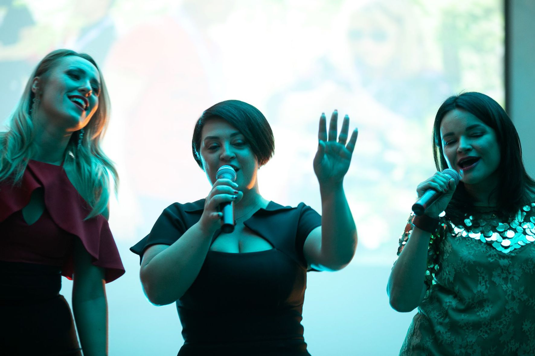 Вокальний номер з професійним світлом і звуком