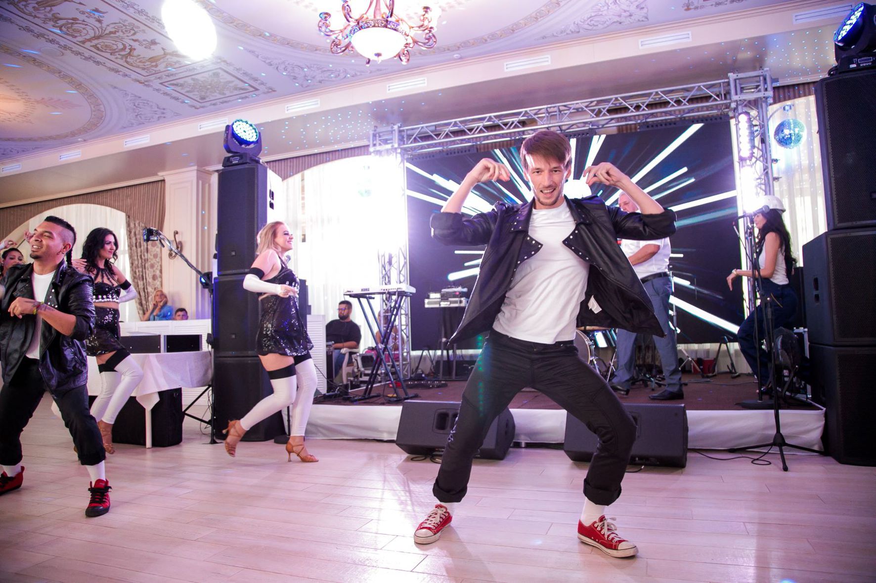 Шоу-балет. Ювілейний вечір МЖК Оболонь у святковій атмосфері Sobi CLUB