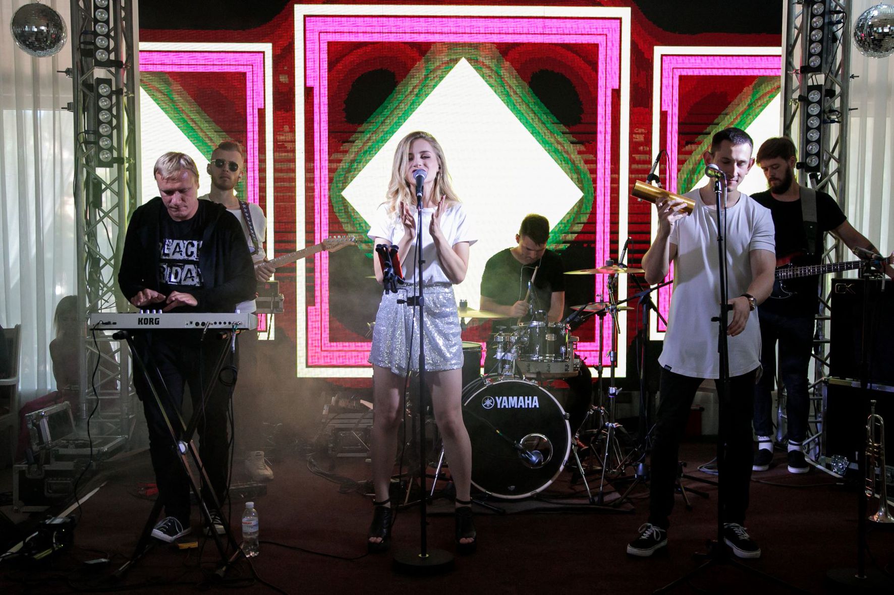 Кавер-бенд запалює сцену святкової вечері