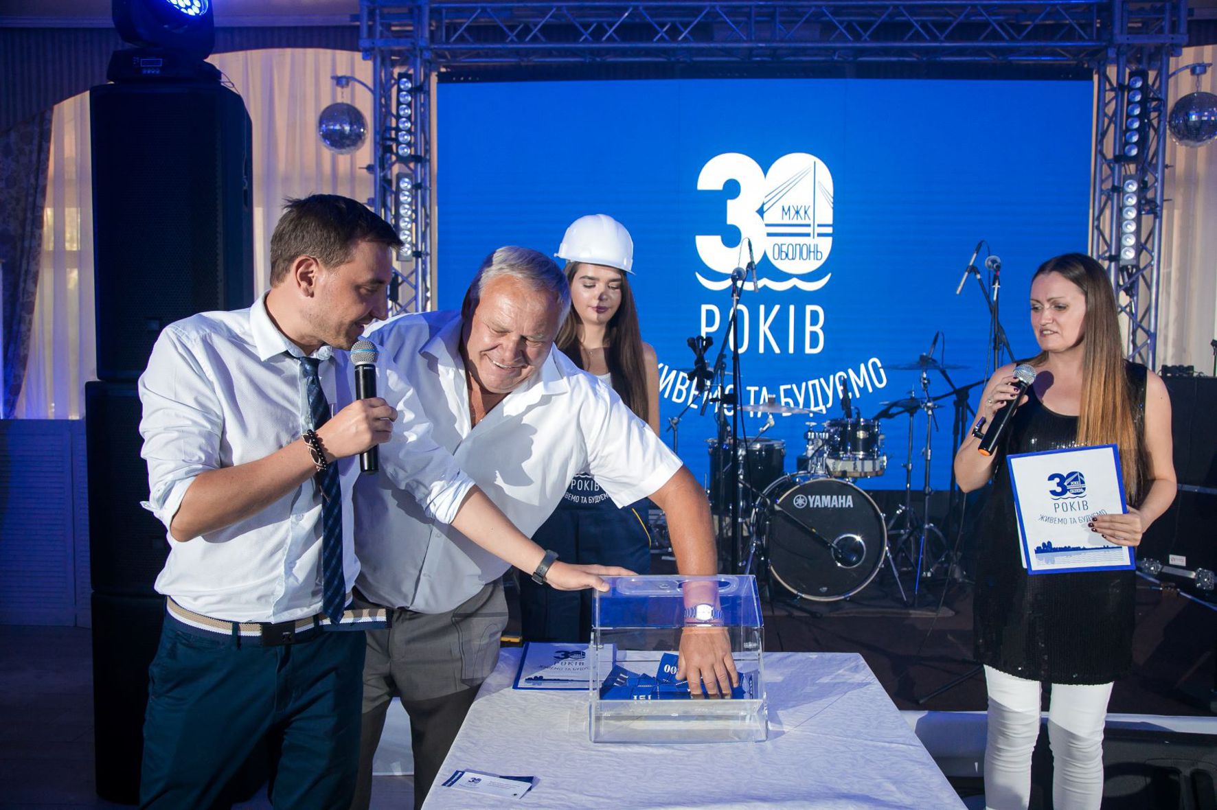 Дівчата-аніматорки у стильних костюмах вітають гостей