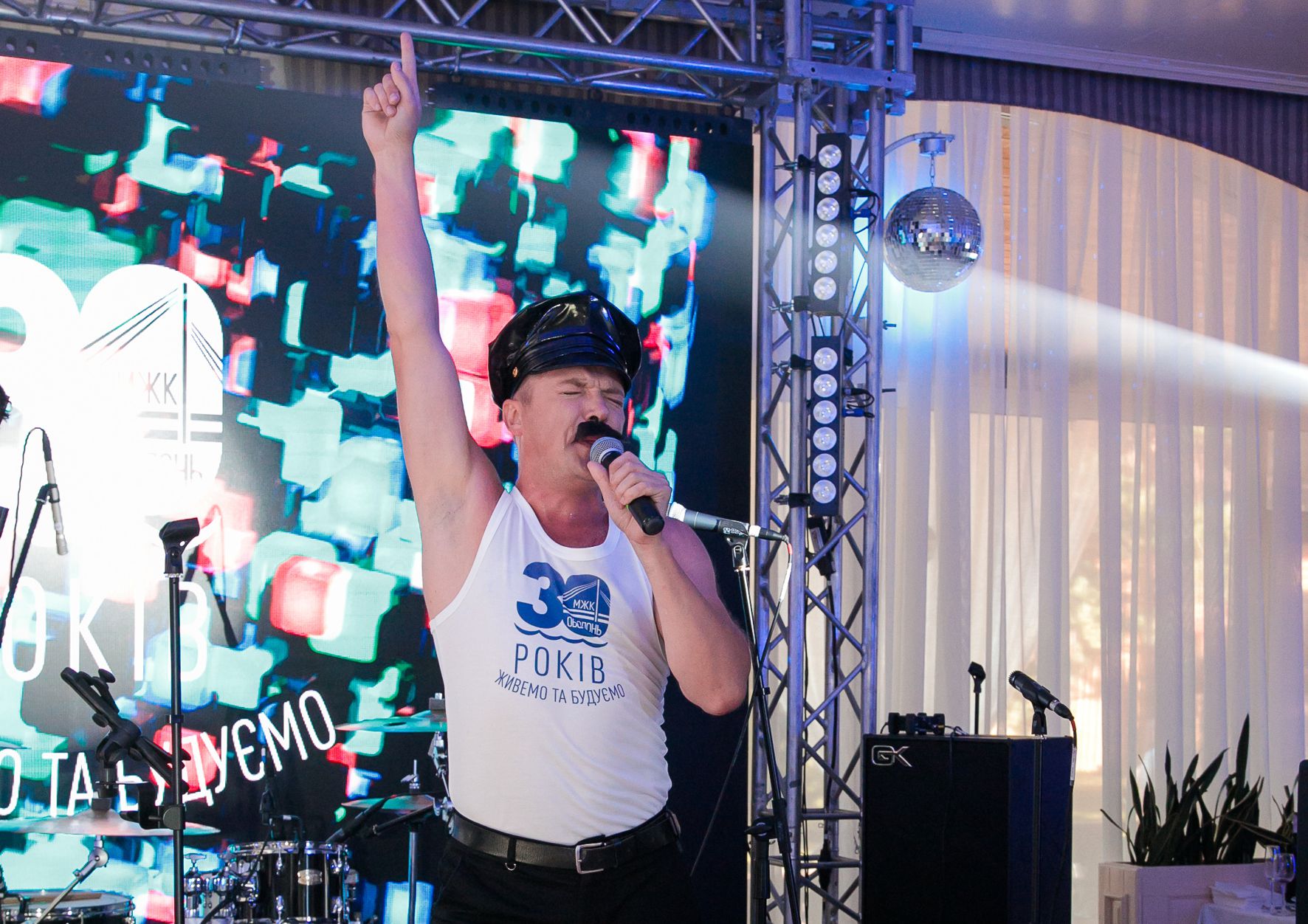 Валерій Юрченко - Яскравий пародист розважає гостей з гумористичним шоу