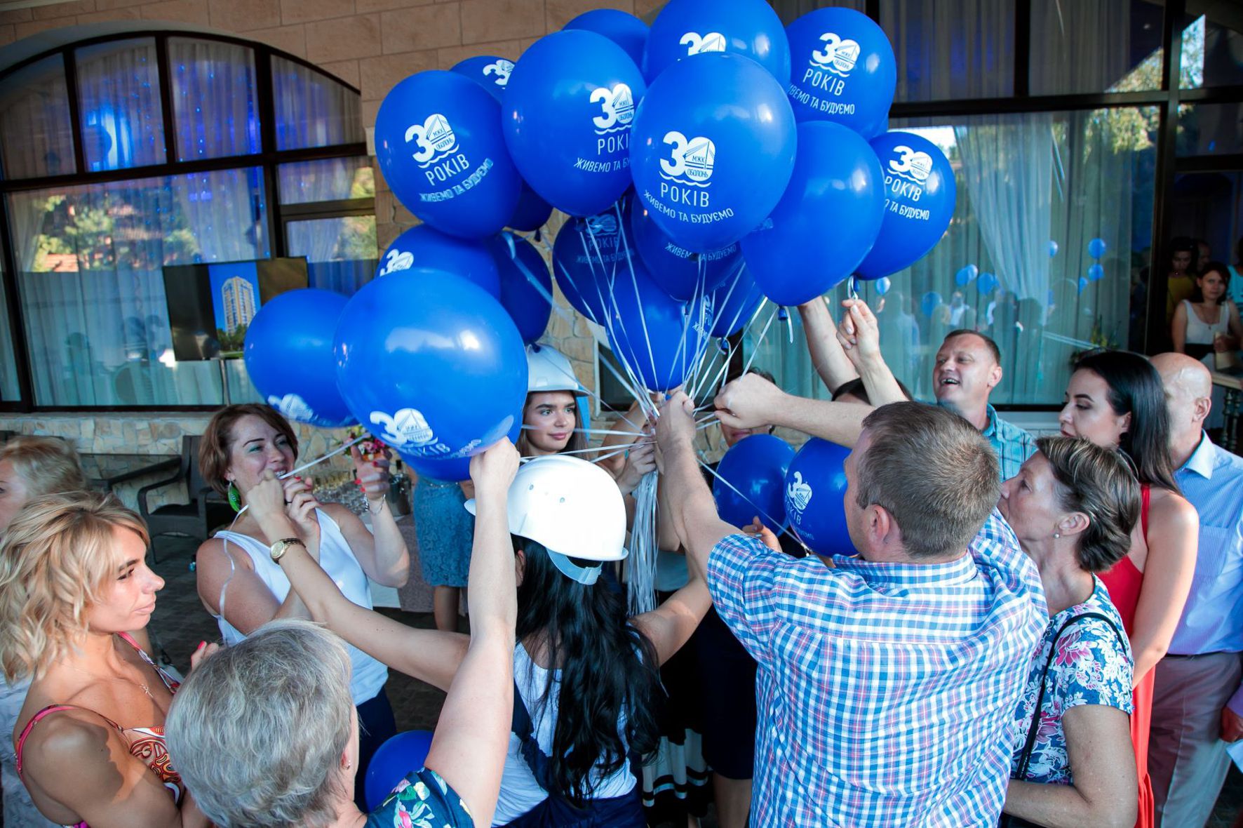 Гості запускають повітряні кулі з побажаннями