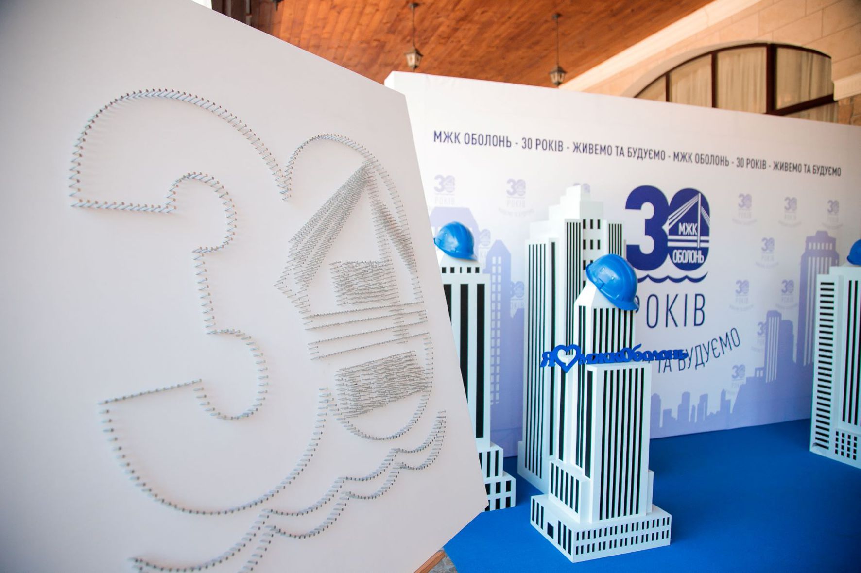 Гості фотографуються біля унікальної фотозони з хмарочосами