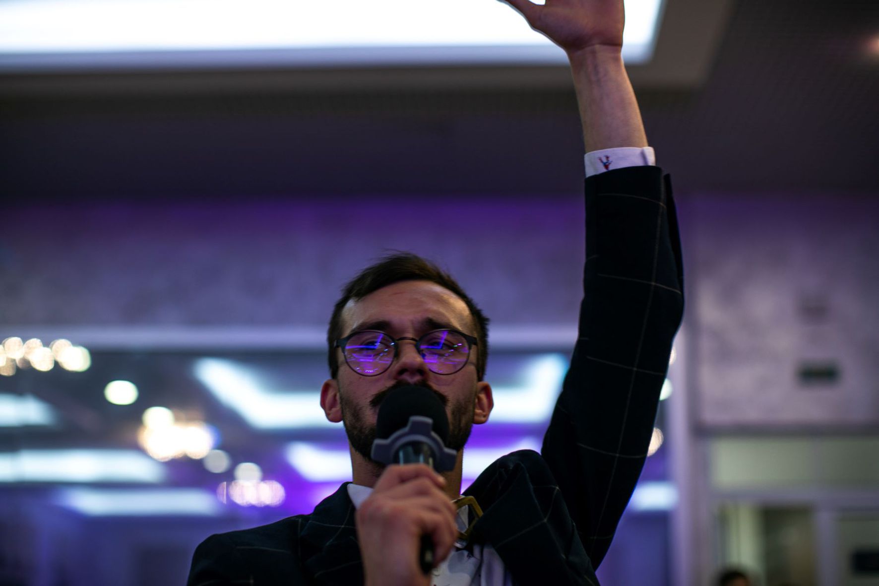 Андрій Соколова - Ведучий анонсує виступ на святковій сцені