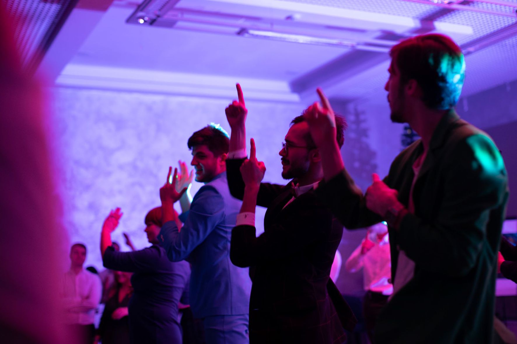 Діджей створює атмосферу вечора