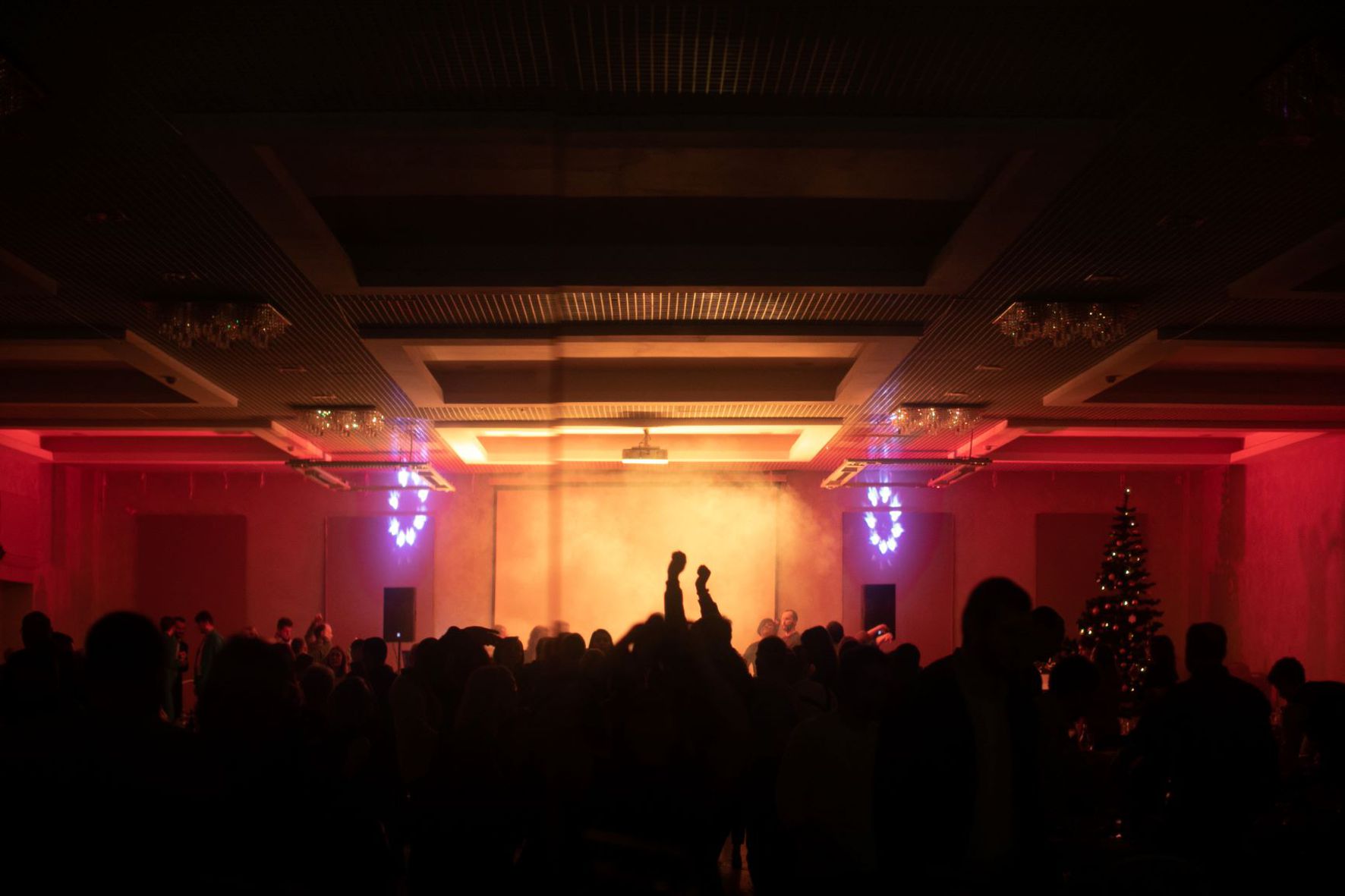 Діджей створює атмосферу вечора