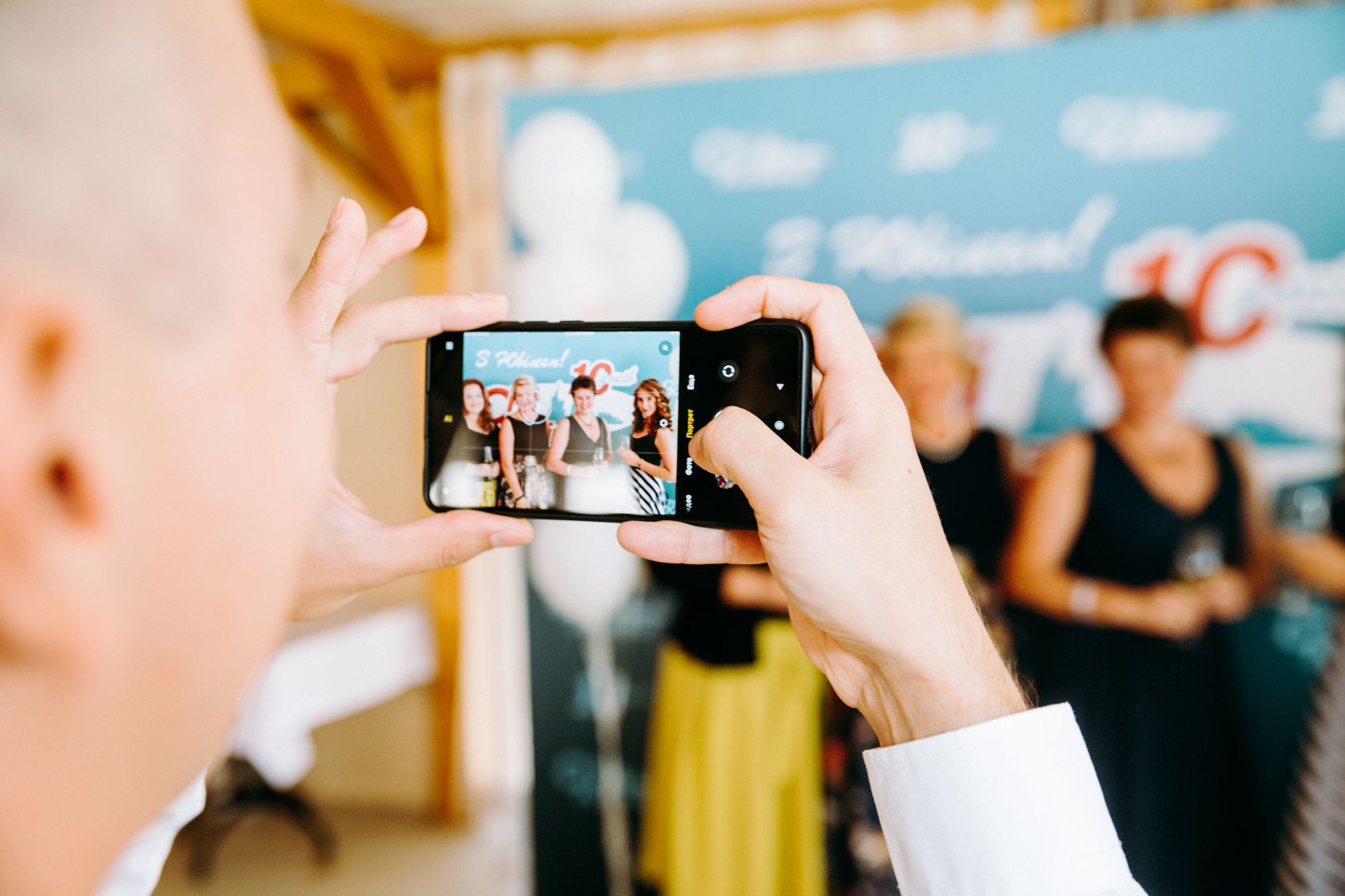 Пресвол ювілею – фотозона з логотипом клініки