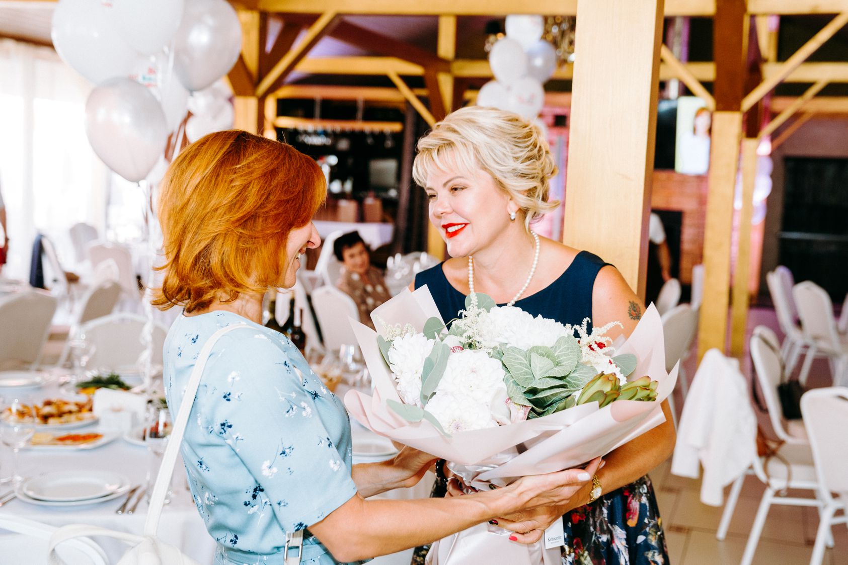 Нагородження співробітників – вручення подарунків від керівництва