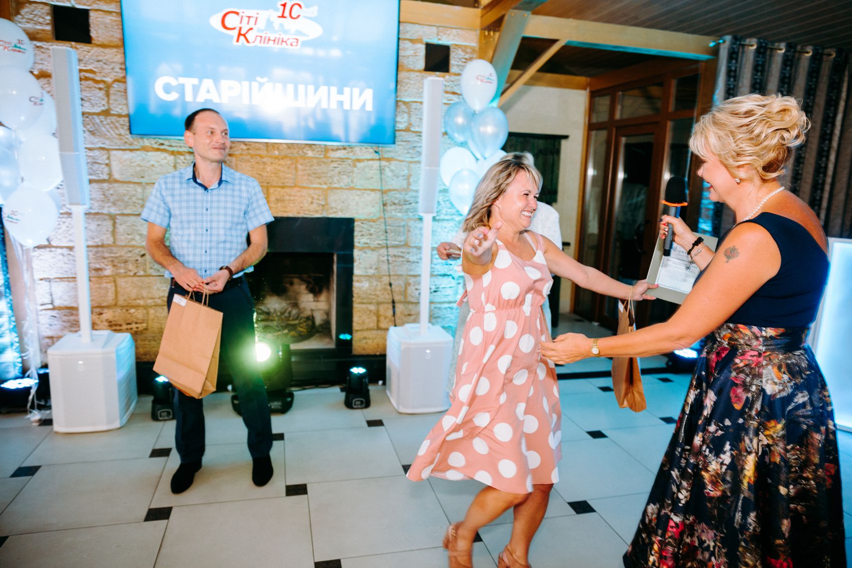 Нагородження співробітників – вручення подарунків від керівництва