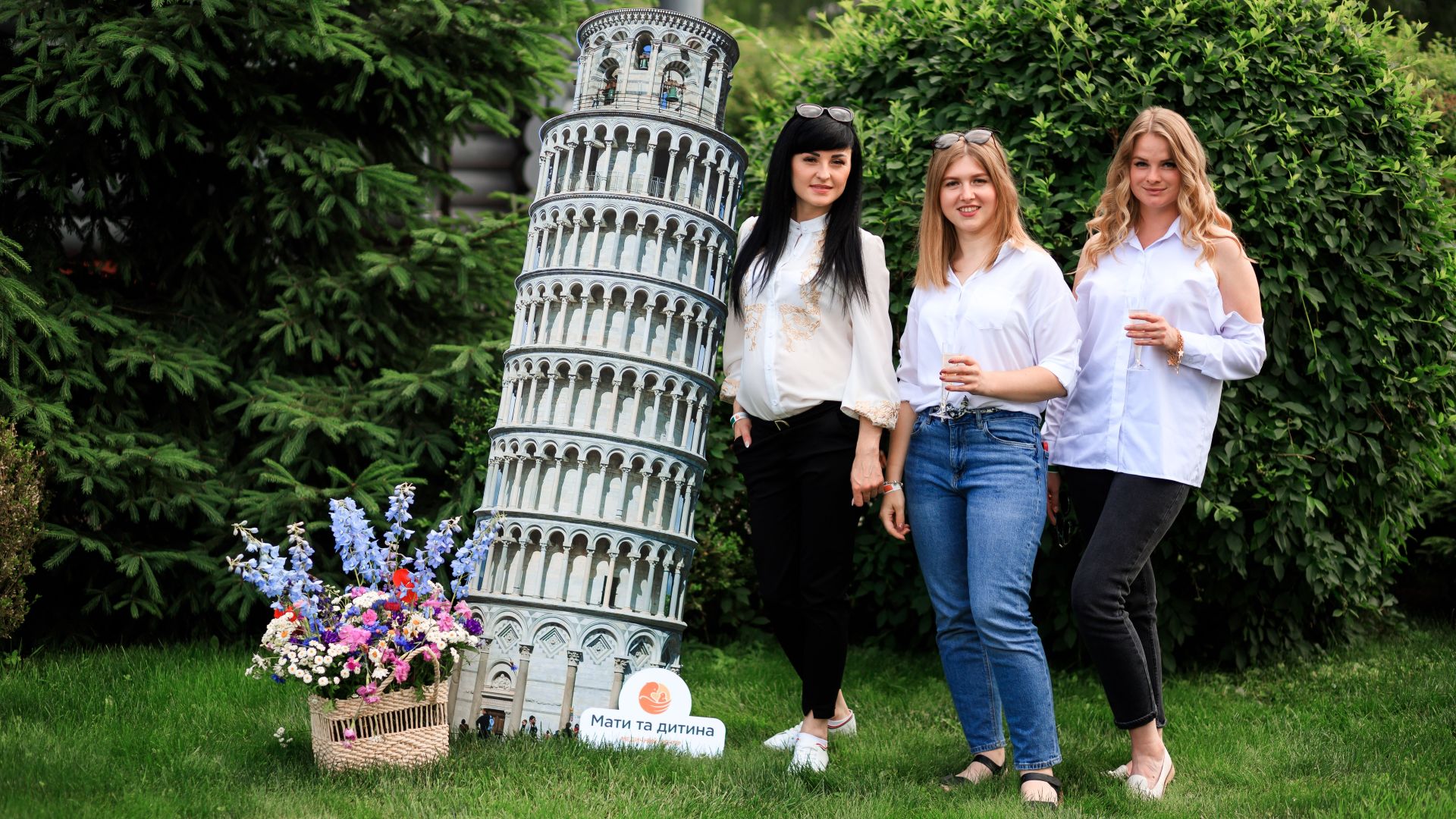 italiiyskyy-uikend-kliniky-maty-ta-dytyna-dekoratsii-pizanska-vezha – Фотозона з Пізанською вежею та італійськими прапорцями