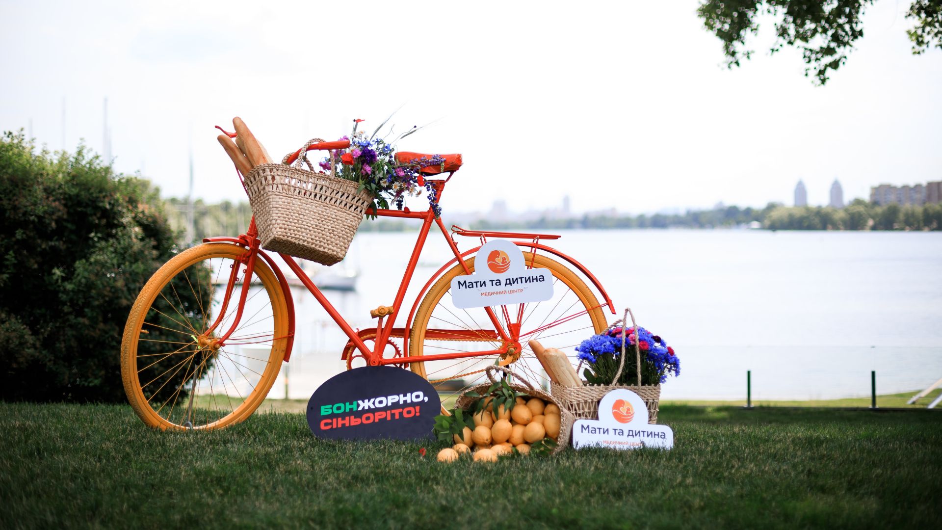 italiiyskyy-uikend-kliniky-maty-ta-dytyna-vechir-na-berezi-dnipra – Вид на Оболонь, яхти та захід сонця під час корпоративу