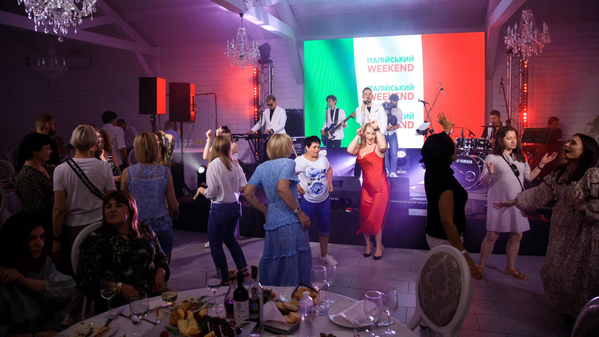 italiiyskyy-uikend-kliniky-maty-ta-dytyna-karaoke-chempionat – Співи на караоке-чемпіонаті у супроводі живої музики