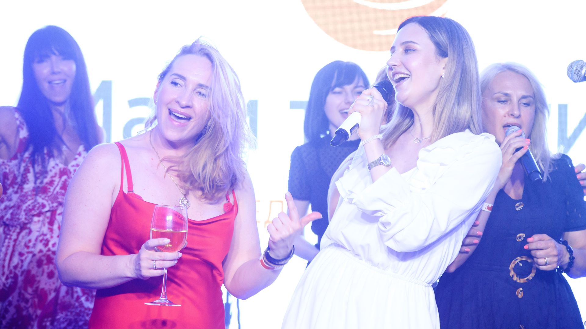 italiiyskyy-uikend-kliniky-maty-ta-dytyna-zhyvyy-kaverbend – Виступ кавербенду на сцені під час італійського вечора