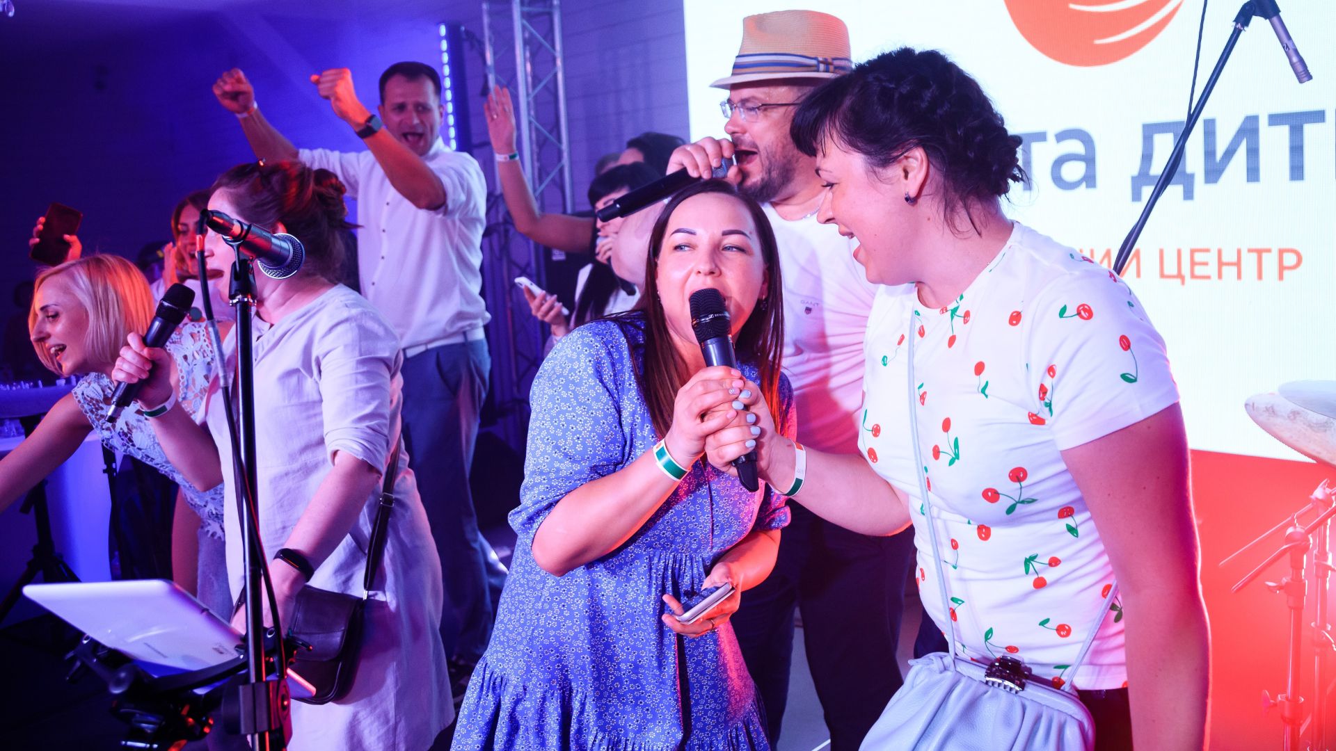 italiiyskyy-uikend-kliniky-maty-ta-dytyna-karaoke-chempionat – Співи на караоке-чемпіонаті у супроводі живої музики