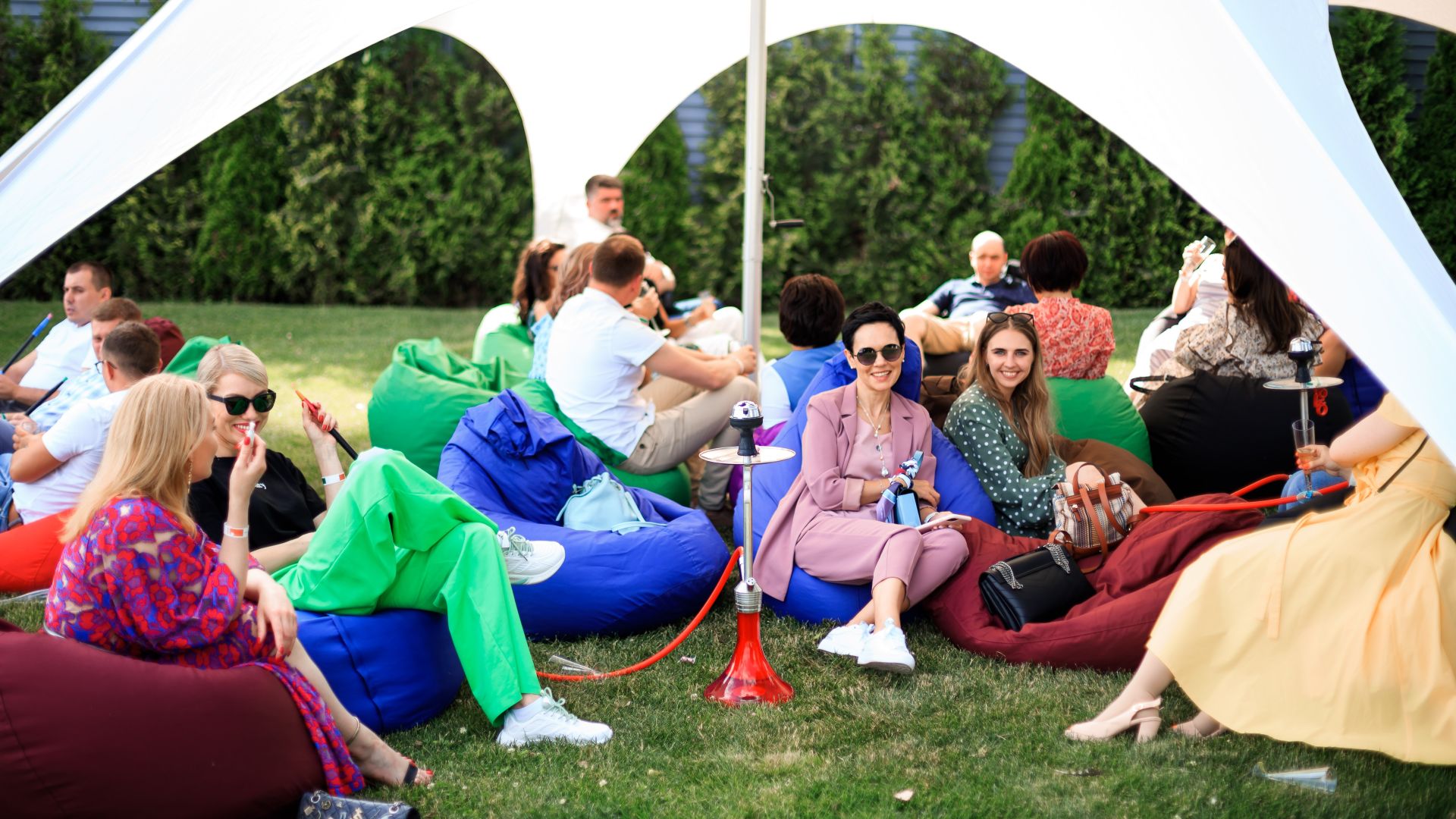 italiiyskyy-uikend-kliniky-maty-ta-dytyna-prosecco-na-vkhodi – Гості корпоративу отримують келихи просекко біля коктейль-бусика