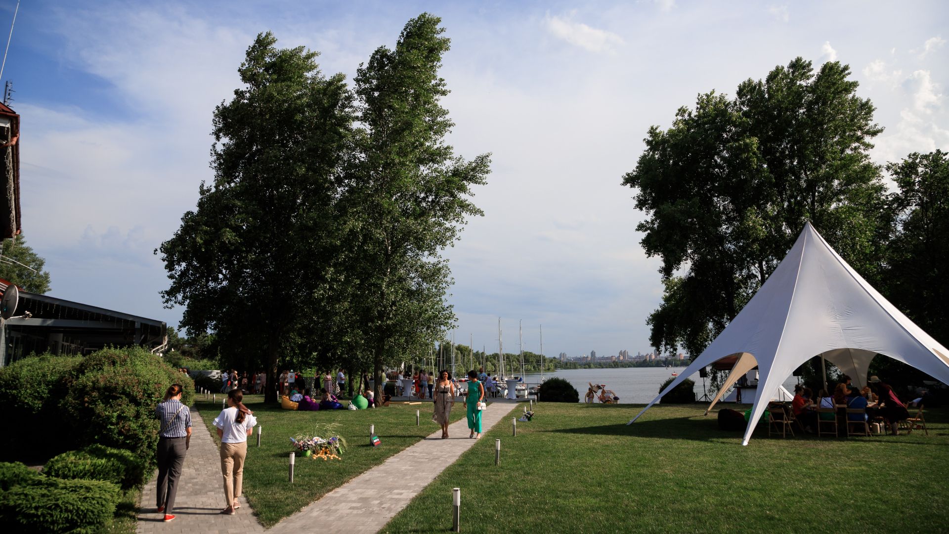 italiiyskyy-uikend-kliniky-maty-ta-dytyna-mini-holf – Гості грають у міні-гольф у стилі під Міланом