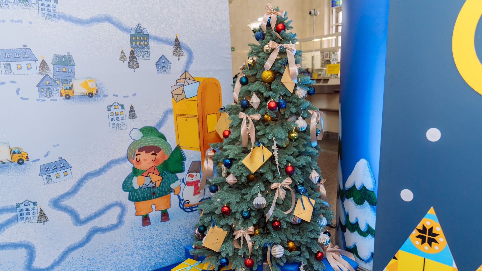 Святковий зал Головпоштамту, оформлений до Дня Святого Миколая