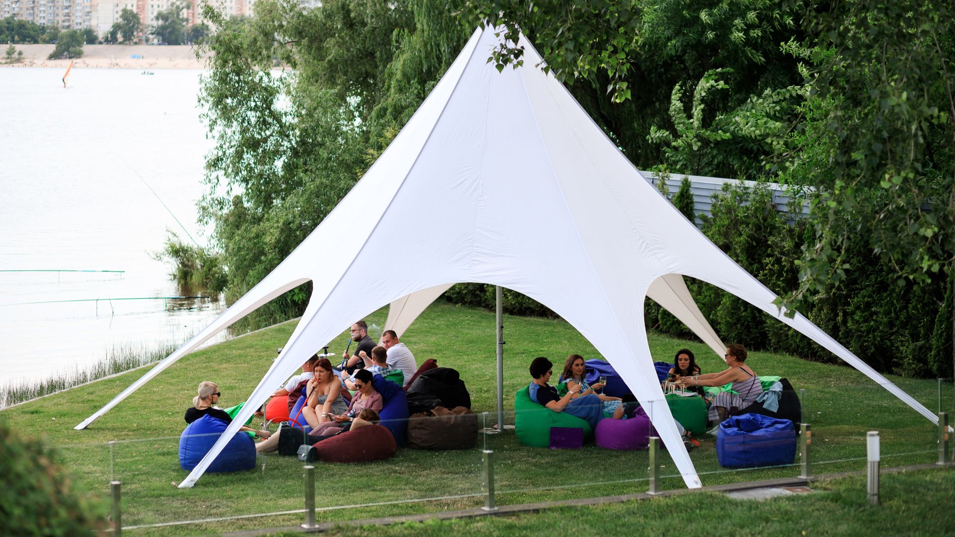 italiiyskyy-uikend-kliniky-maty-ta-dytyna-vechir-na-berezi-dnipra – Вид на Оболонь, яхти та захід сонця під час корпоративу