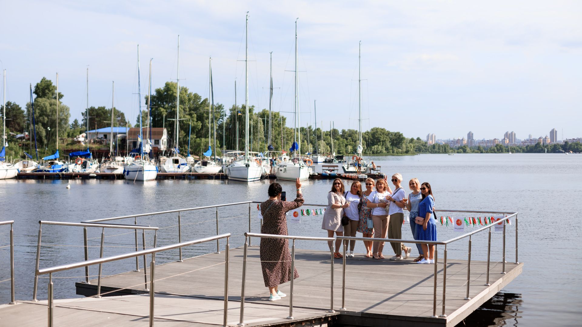 italiiyskyy-uikend-kliniky-maty-ta-dytyna-vechir-na-berezi-dnipra – Вид на Оболонь, яхти та захід сонця під час корпоративу