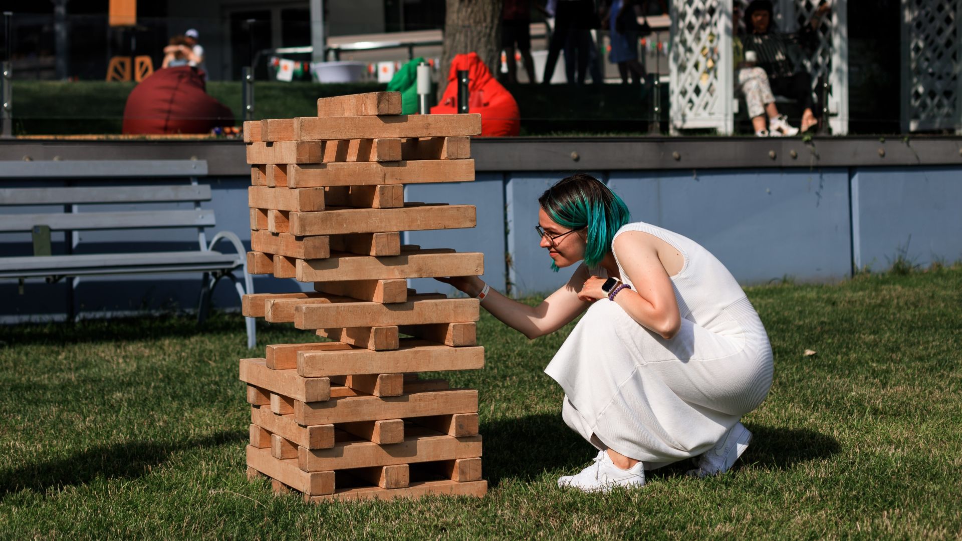 italiiyskyy-uikend-kliniky-maty-ta-dytyna-dekoratsii-pizanska-vezha – Фотозона з Пізанською вежею та італійськими прапорцями