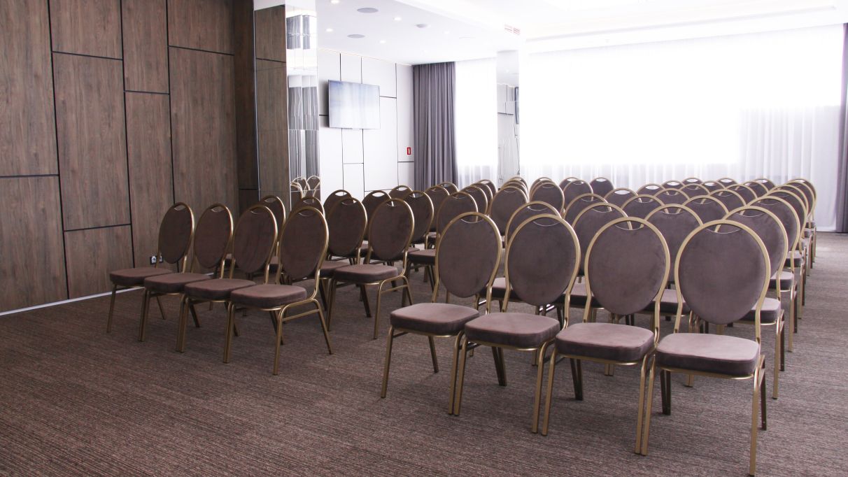 Организация бизнес-конференций в Киеве – зал Парламент в отеле Братислава