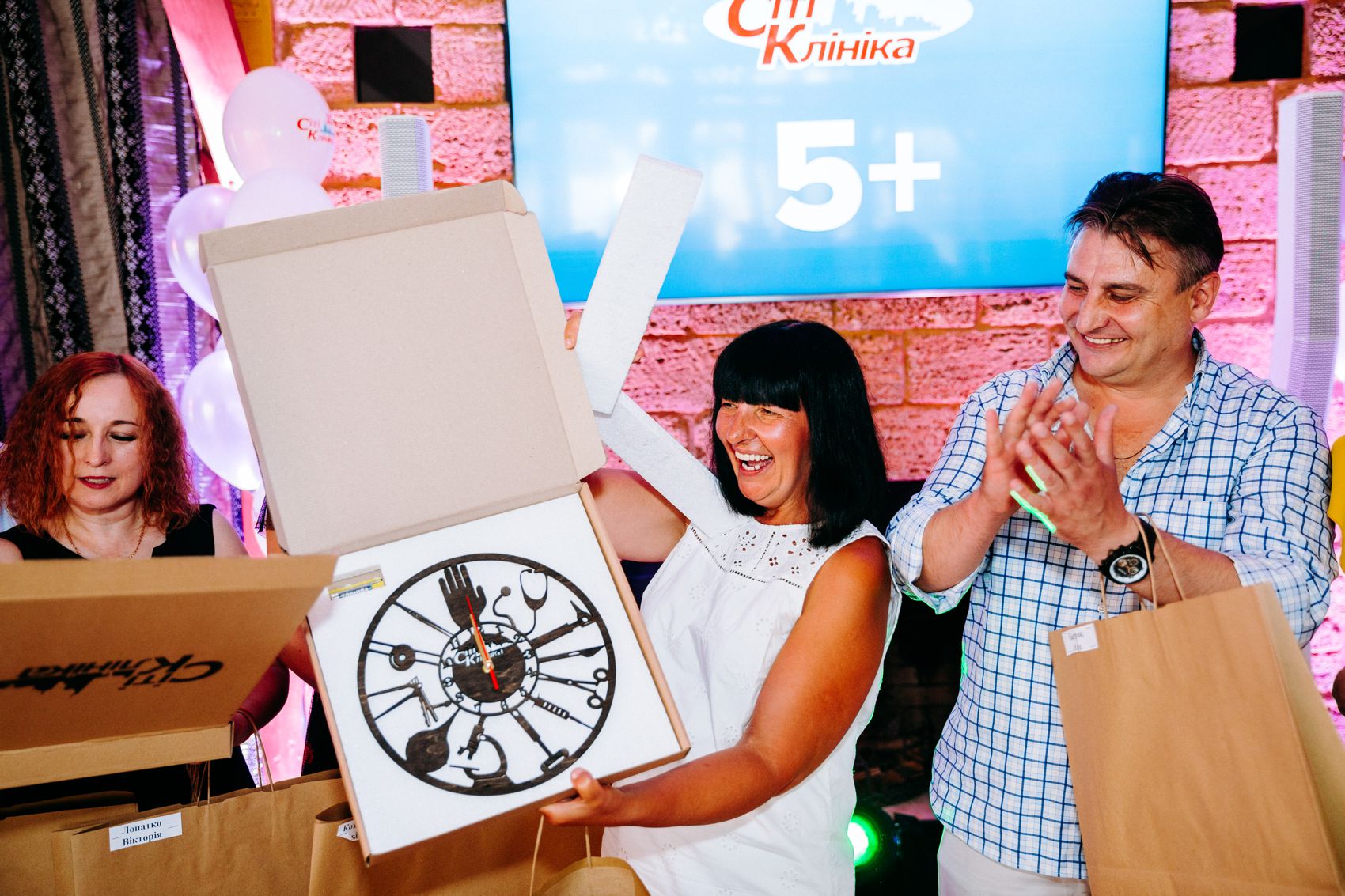 Нагородження співробітників – вручення подарунків від керівництва