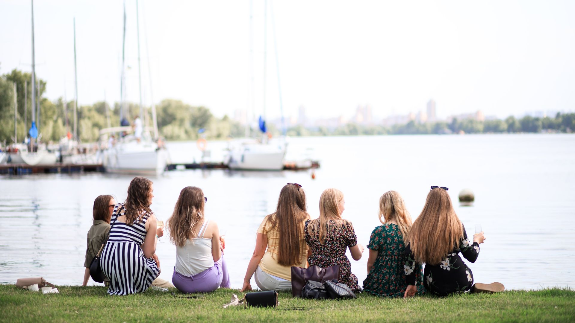 italiiyskyy-uikend-kliniky-maty-ta-dytyna-vechir-na-berezi-dnipra – Вид на Оболонь, яхти та захід сонця під час корпоративу
