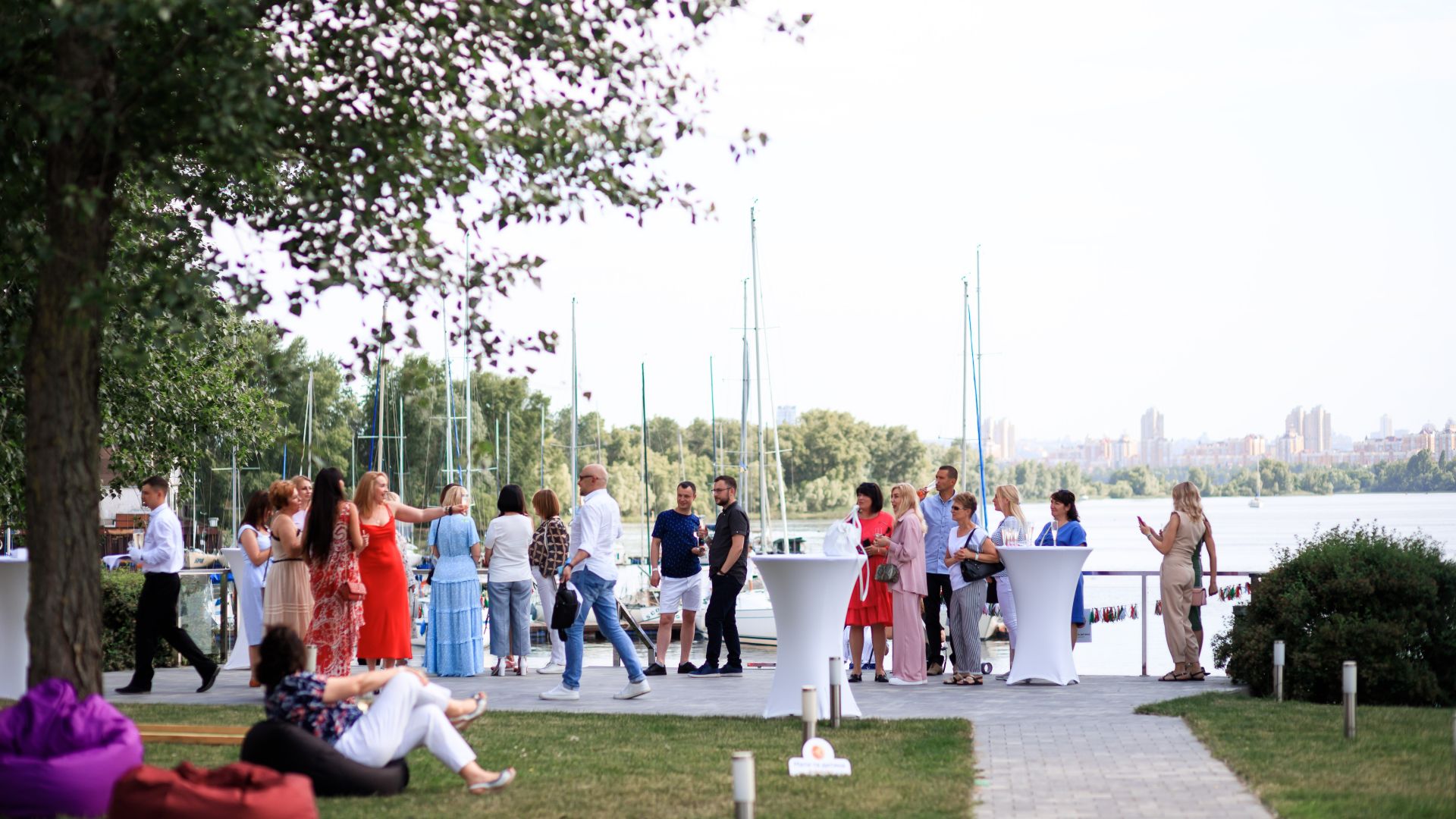 italiiyskyy-uikend-kliniky-maty-ta-dytyna-prosecco-na-vkhodi – Гості корпоративу отримують келихи просекко біля коктейль-бусика