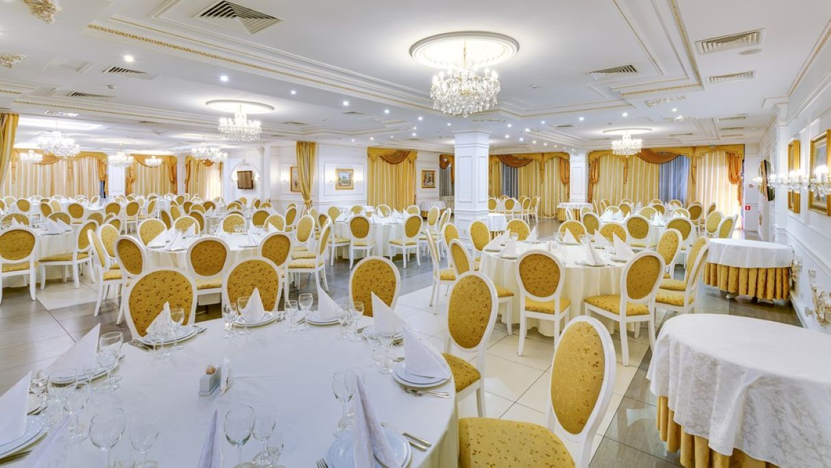 Организация конференций в Киеве – ресторан отеля Братислава, подготовка банкета