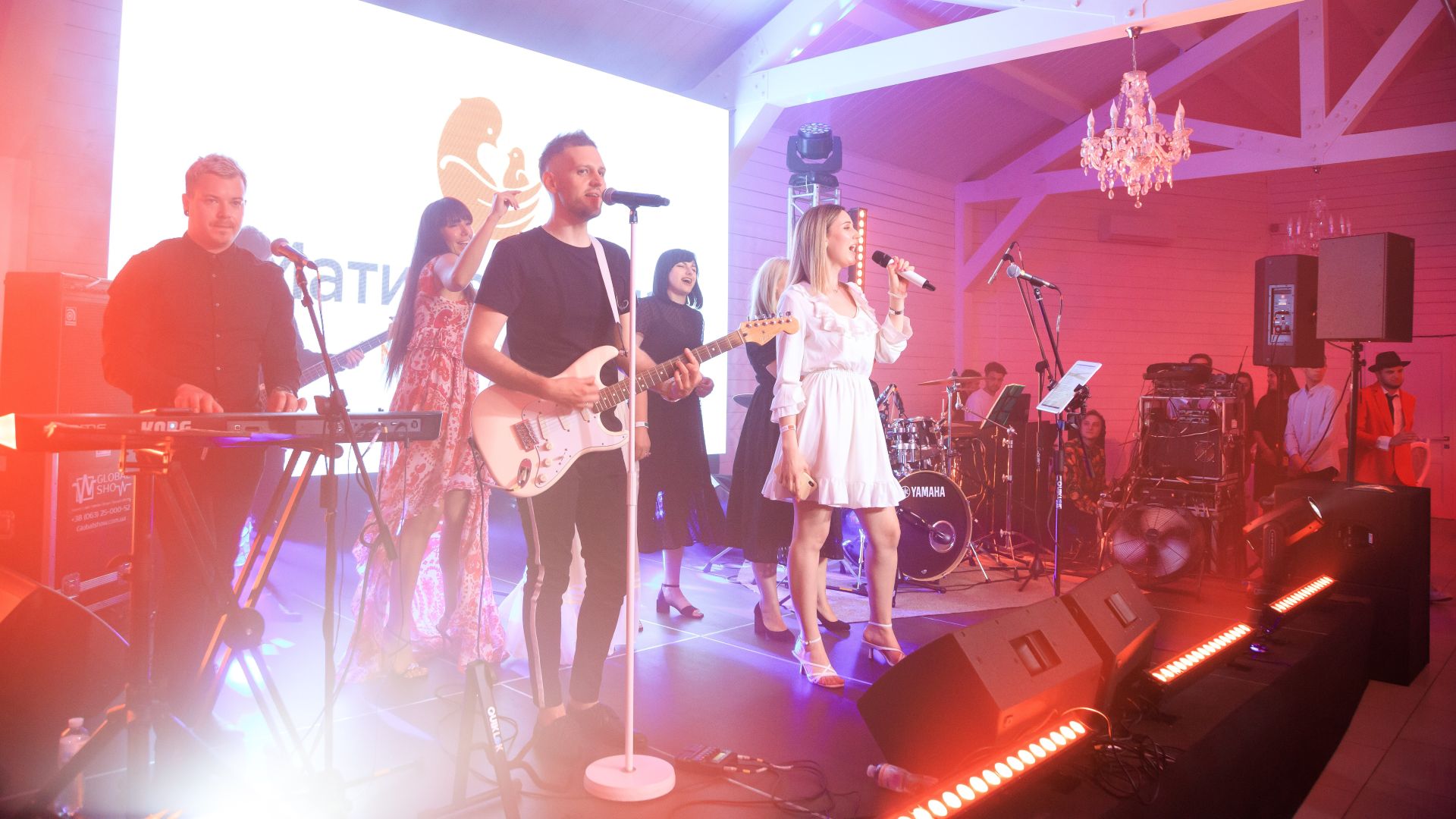 italiiyskyy-uikend-kliniky-maty-ta-dytyna-zhyvyy-kaverbend – Виступ кавербенду на сцені під час італійського вечора