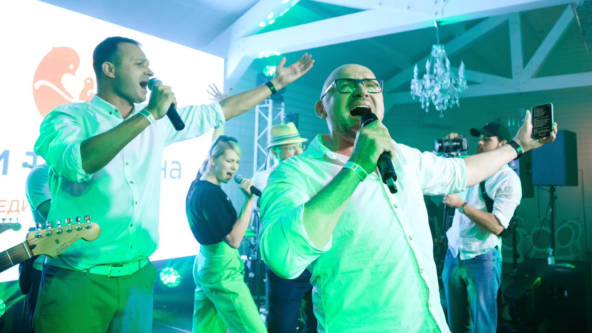 italiiyskyy-uikend-kliniky-maty-ta-dytyna-zhyvyy-kaverbend – Виступ кавербенду на сцені під час італійського вечора